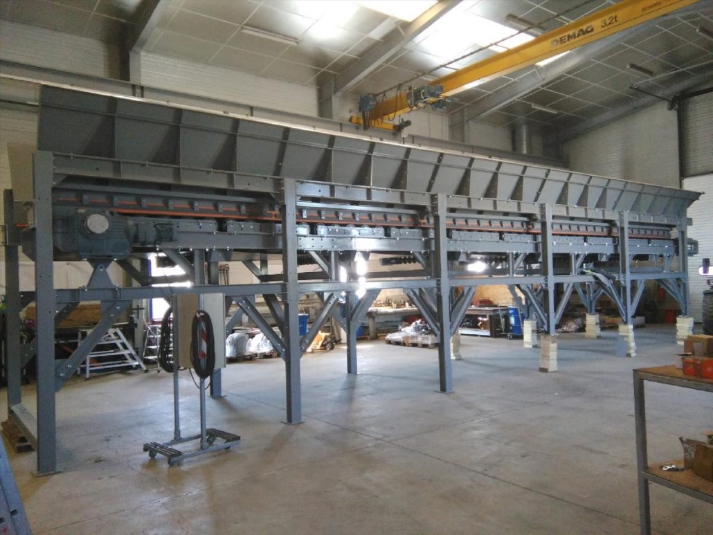 Infeed hopper enables the sorting line to be supplied with waste